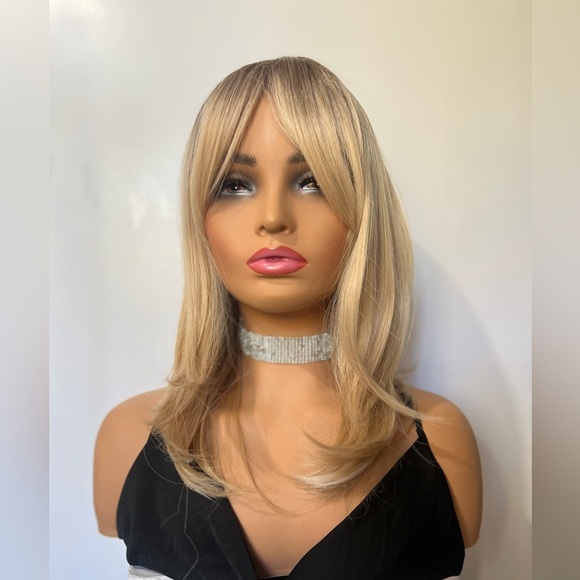 Dirty Blonde Layered Short Wig side bangs - Picture 1 of 6